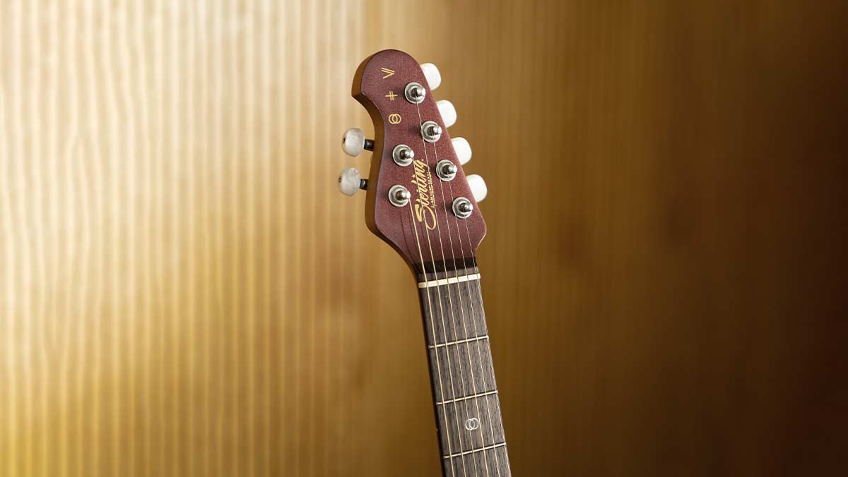 Electric guitar with reverse headstock
